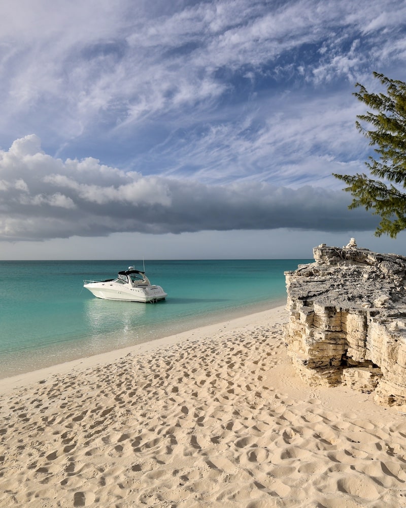 private-yacht-charter turks and Caicos beach
